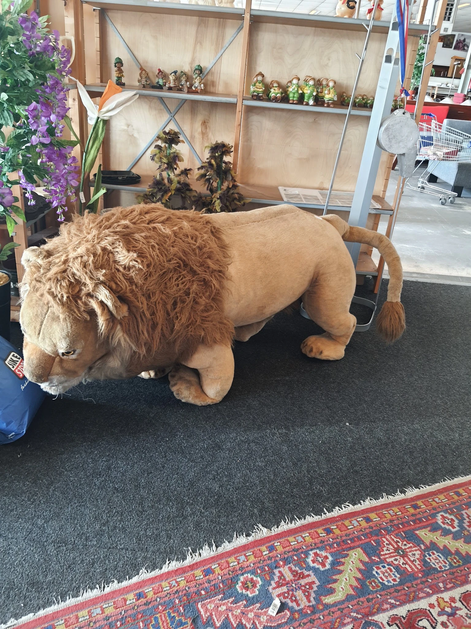 Groot bruin pluchen speelgoed in leeuwvorm, uitgestald in de winkel