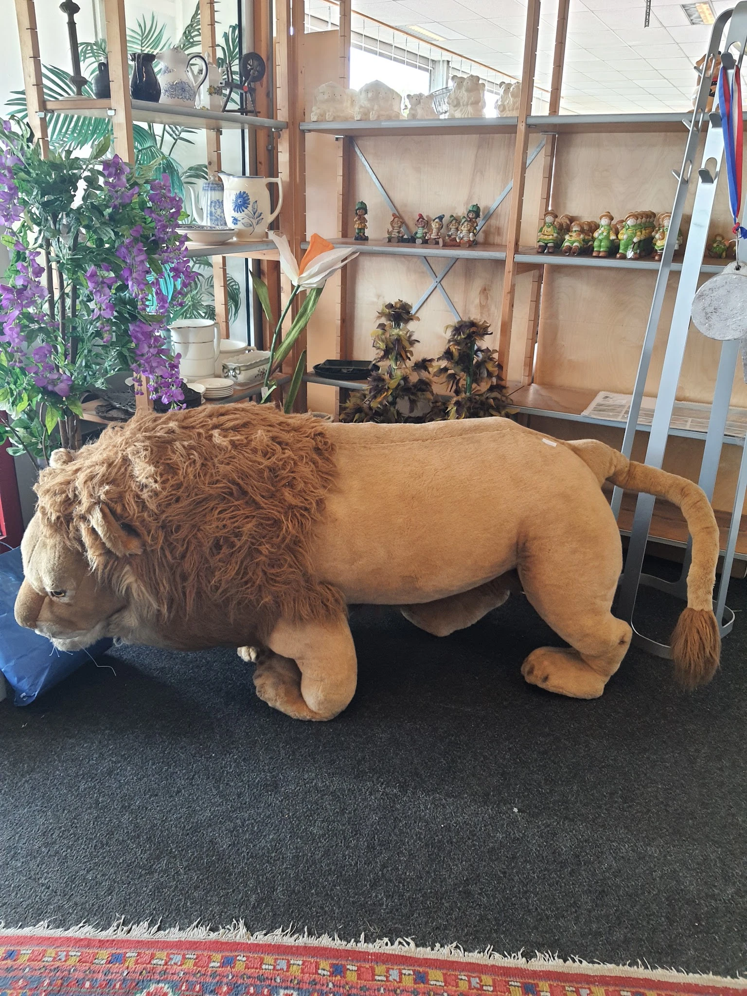 Groot pluchen speelgoed in vorm van leeuw, uitgestald in de winkel