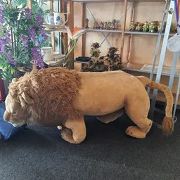 Groot pluchen speelgoed in vorm van leeuw, uitgestald in de winkel