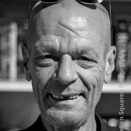 Close-up portretfoto van een man met een glimlach