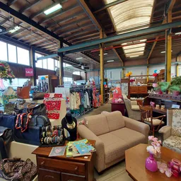 Winkelvloer met meubels, kleding, accessoires en huishoudartikelen in een kringloopwinkel