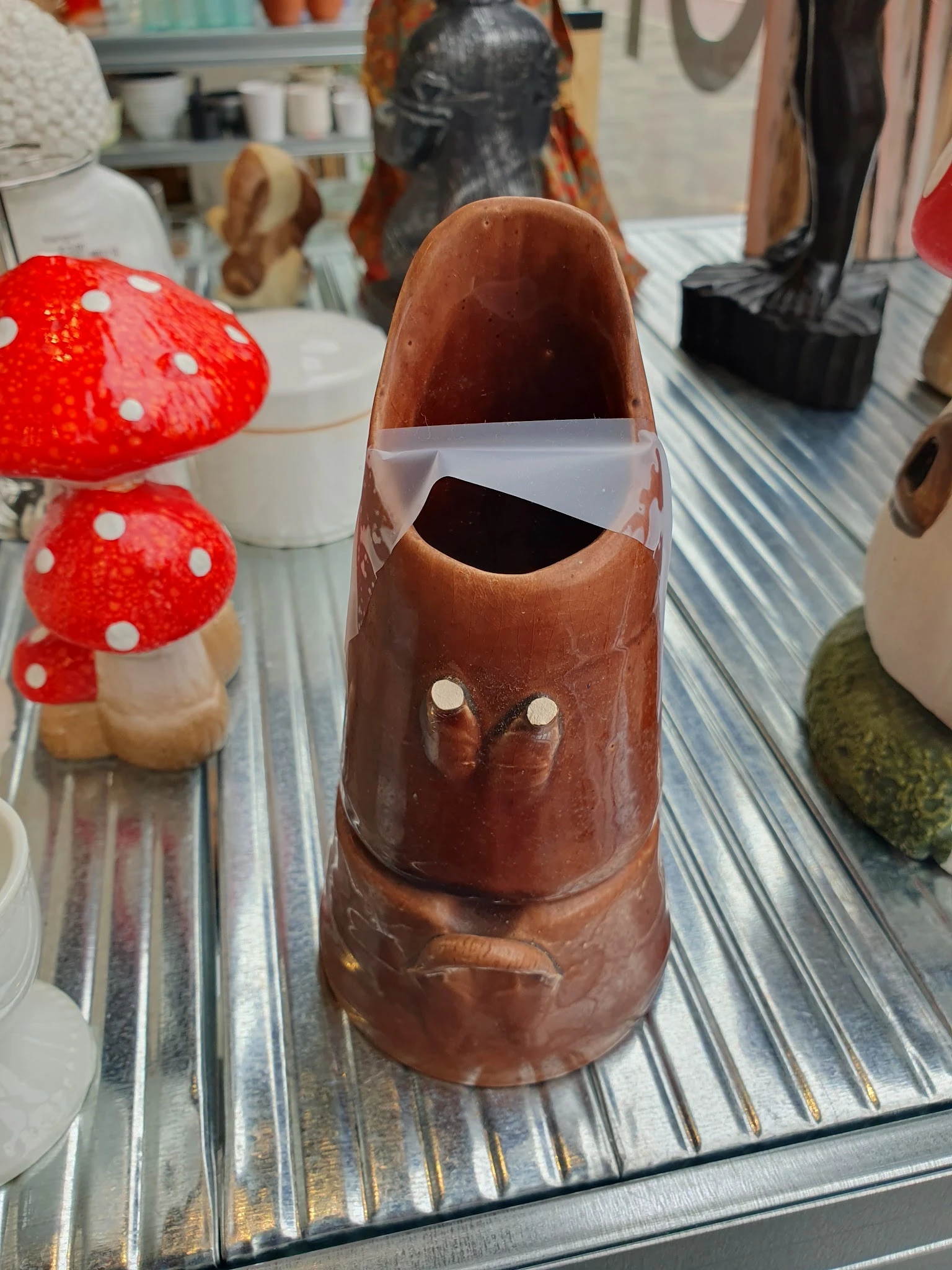 Handgemaakte chocolade paddenstoel met amandel-ogen, naast rode paddenstoelen met witte stippen