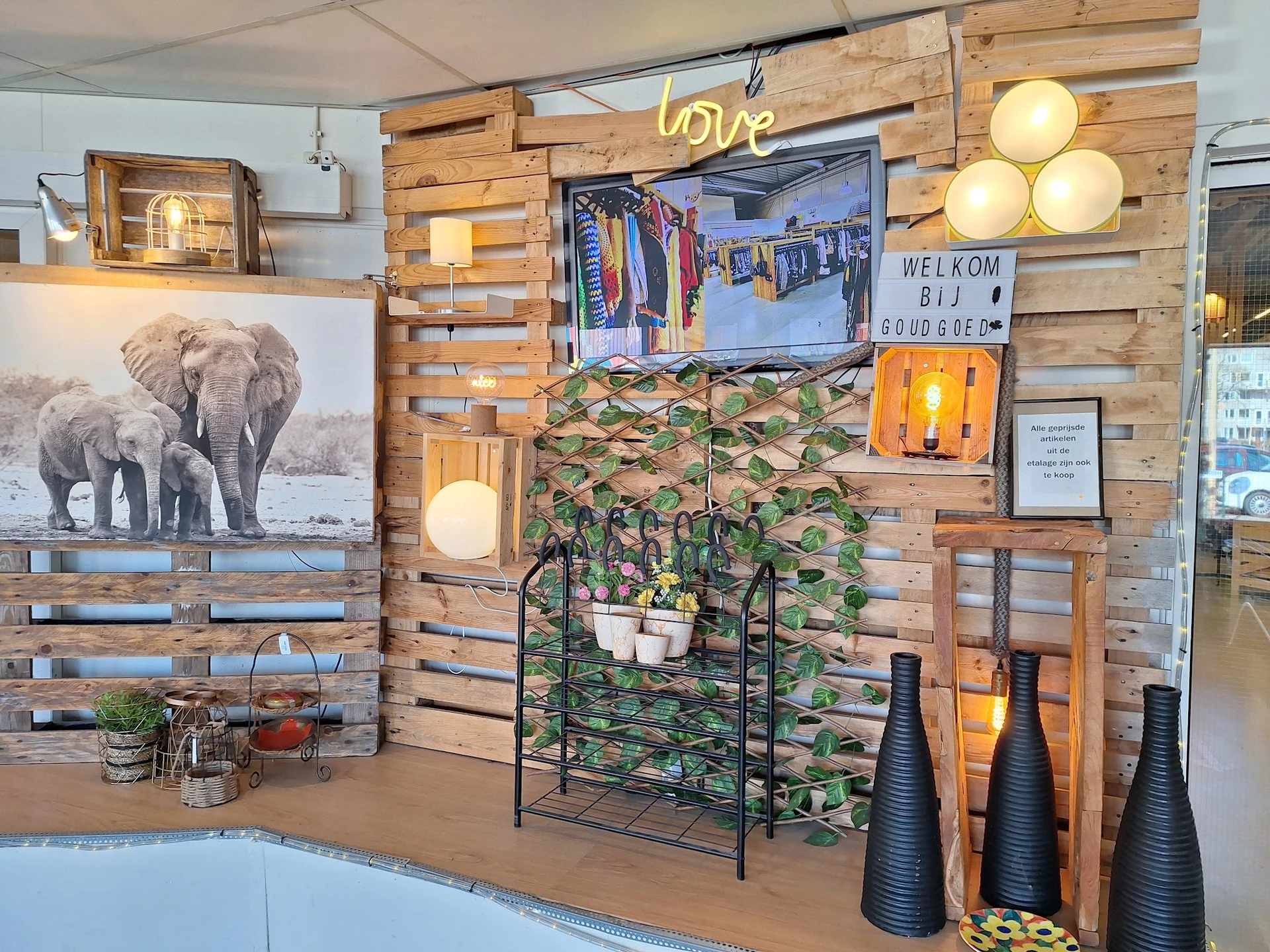 Winkelinterieur met houten palletsquur, uitgestalde artikel, neonverlichting en decoratieve items