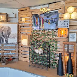Winkelinterieur met houten palletsquur, uitgestalde artikel, neonverlichting en decoratieve items