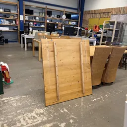 Houten kast of paneel met metalen beugels en riemen op winkelvloer