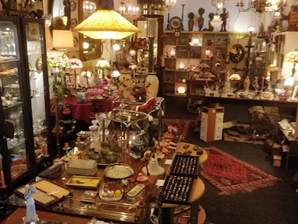 Winkelvloer van kringloopwinkel met diverse meubelen, lampen, decoratie en huishoudartikelen uitgestald