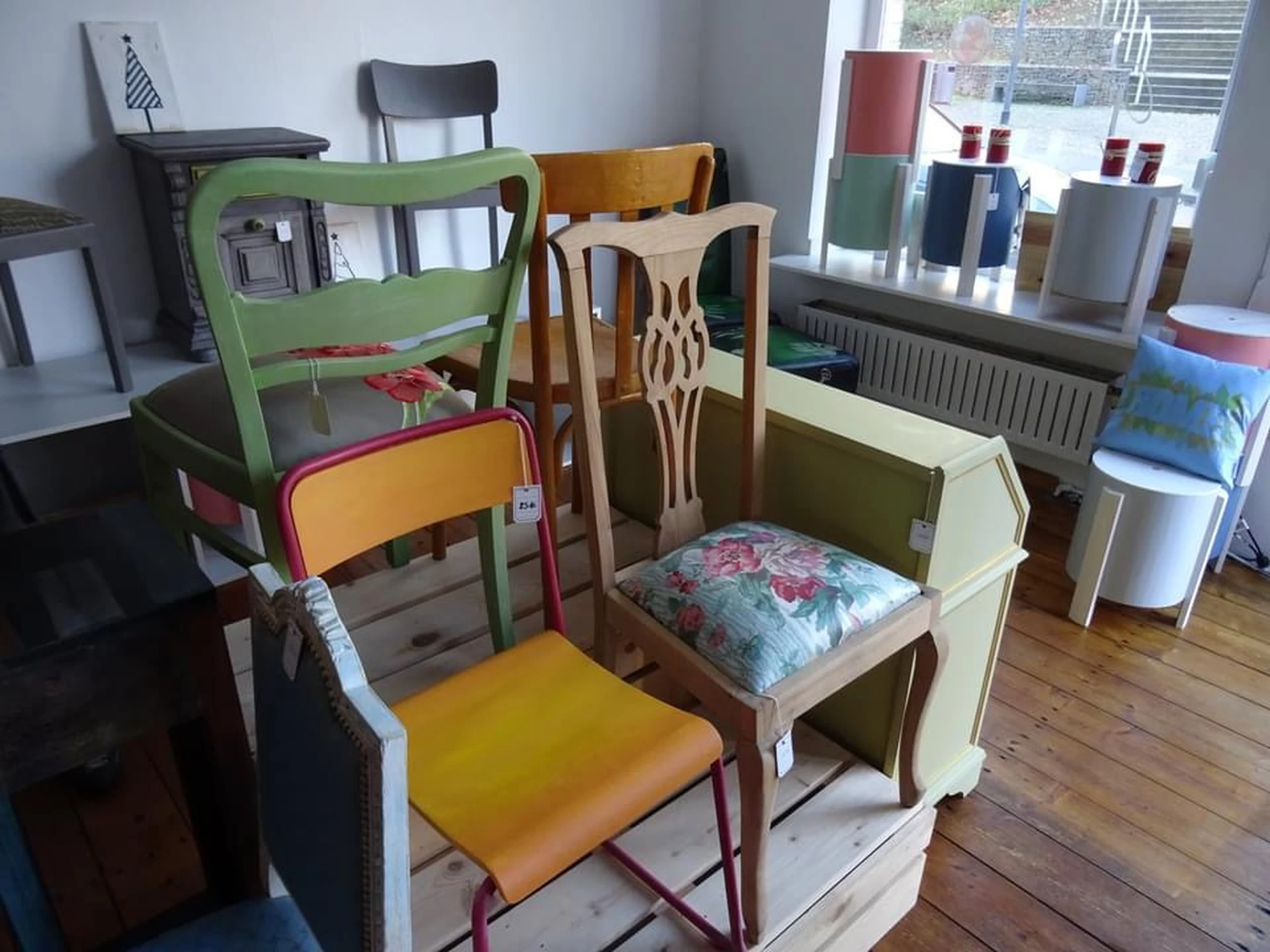 Grenzenlos in Herzogenrath met tweedehands meubels en kleding