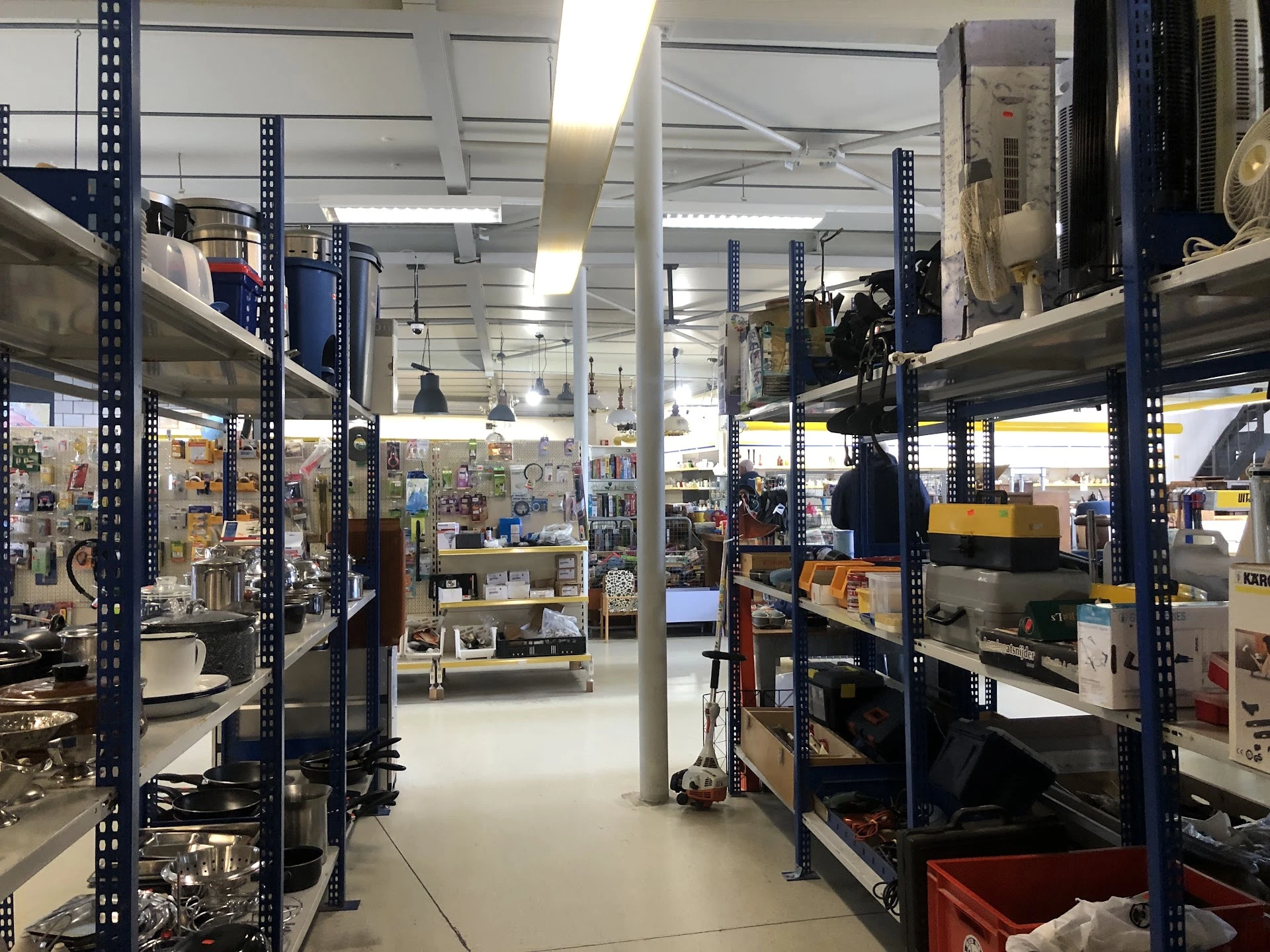 Kringloopwinkel Guus Achterhoek in Brummen met tweedehands audioapparatuur, elektronica en kleding