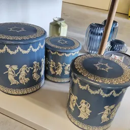 Drie decoratieve blauwwitte blikken met goudkleurige klassieke prints en ornamenten