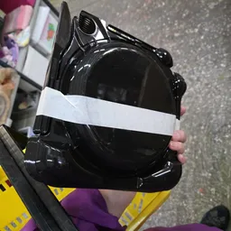 Zwarte plastic schaal of bak met wit tape eromheen, gehouden in hand