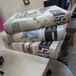 Stapel boeken met zwart-witte ruggen en fotografie op kaften