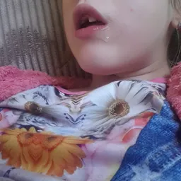 Close-up van gezicht en bovenlichaam van persoon met gekleurde stoffen