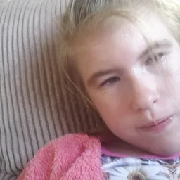 Selfie van een persoon met roze object