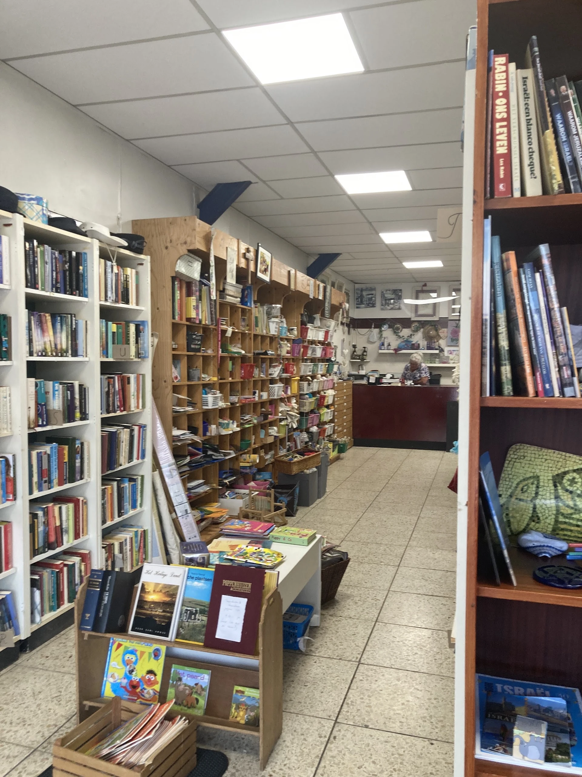 Kringloopwinkel Habbekrats in Lunteren met tweedehands boeken, cd's en huishoudelijke apparaten