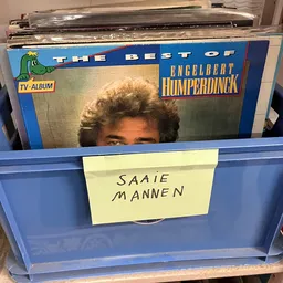 LP-hoes van 'The Best of Engelbert Humperdinck' met geel notitievel met 'SAAIE MANNEN' erop geplakt