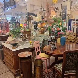 Interieur van kringloopwinkel met meubels, decoratie, lampen en huisraad uitgestald