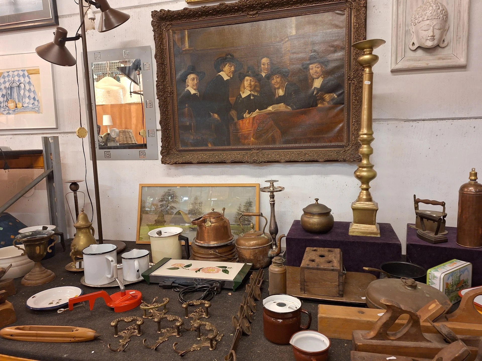 Kringloopwinkel Halletje van Balletje in Medemblik met tweedehands boeken, huishoudelijke apparaten en kleding