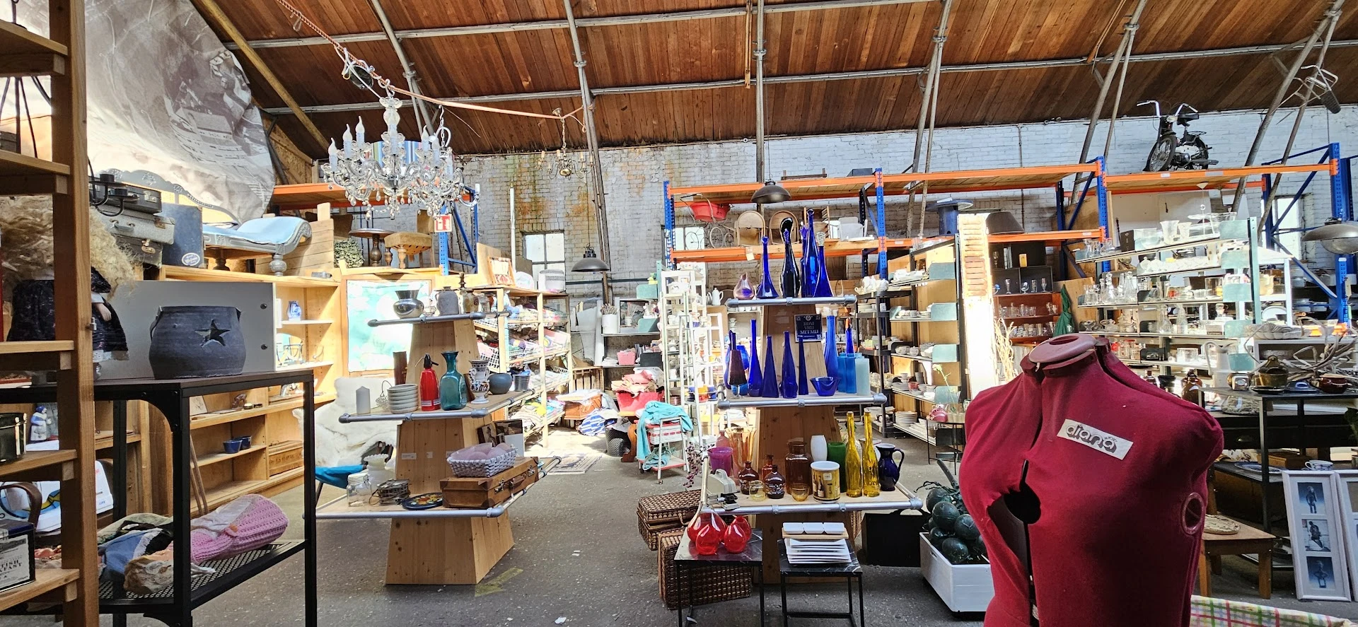 Hangar 050 Brocante Curiosa Kringloop in Aduard met tweedehands accessoires, kasten en vintage