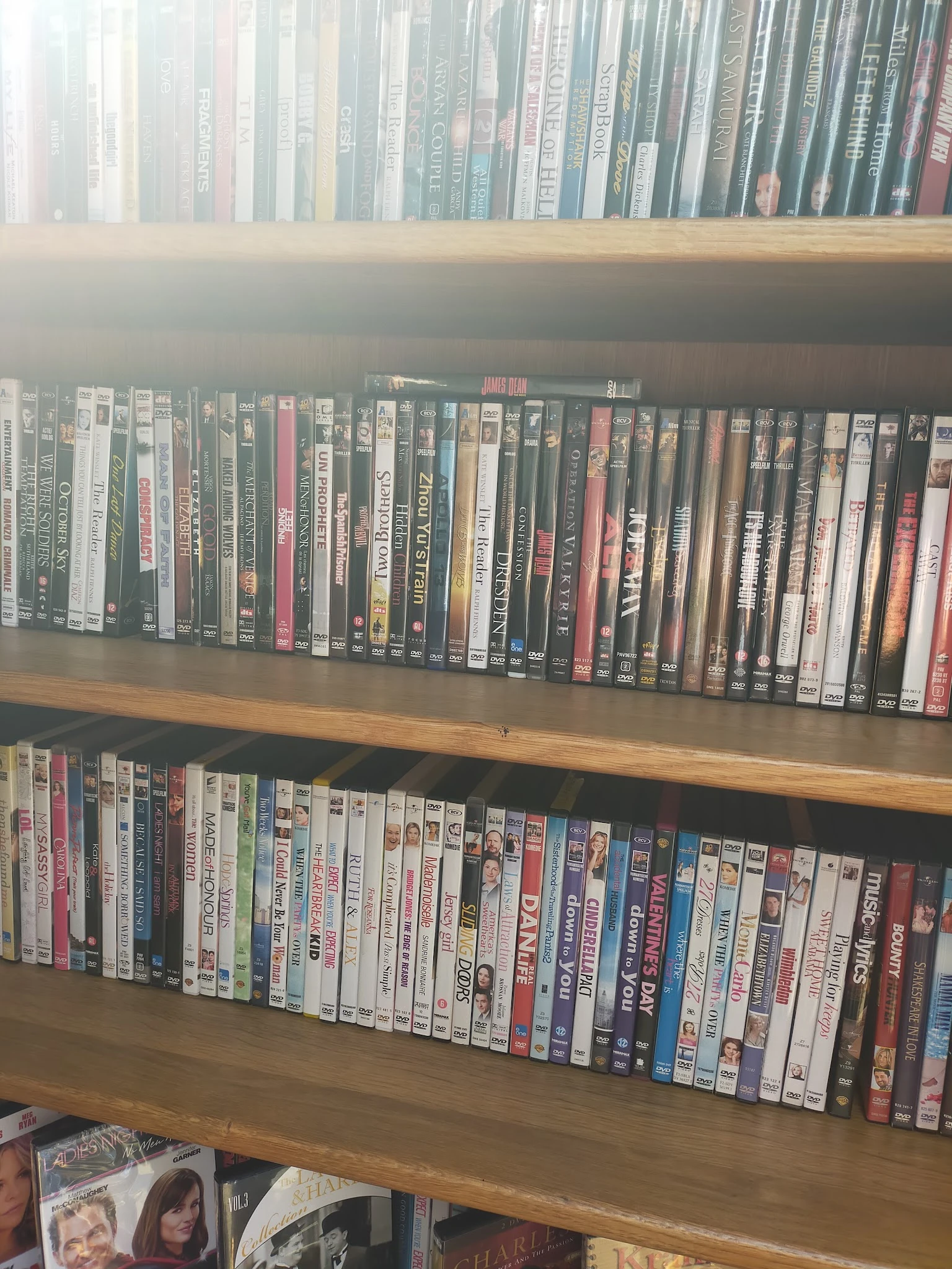 Twee planken vol met dvd's en blu-rays netjes op een rij uitgestald