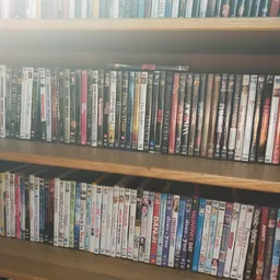 Twee planken vol met dvd's en blu-rays netjes op een rij uitgestald