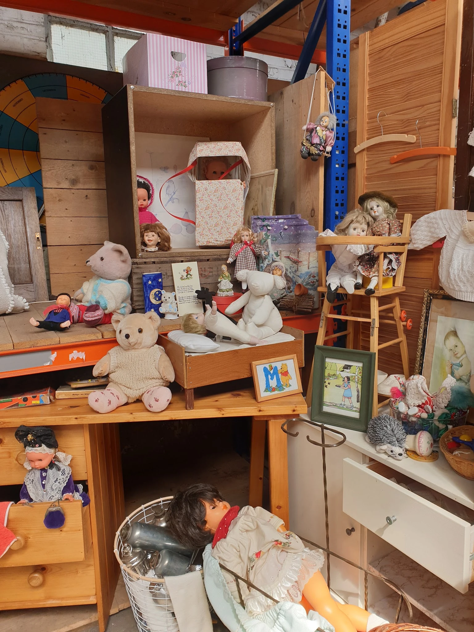 Uitgestalde speelgoed en knuffels op houten meubels en tafels in de winkel