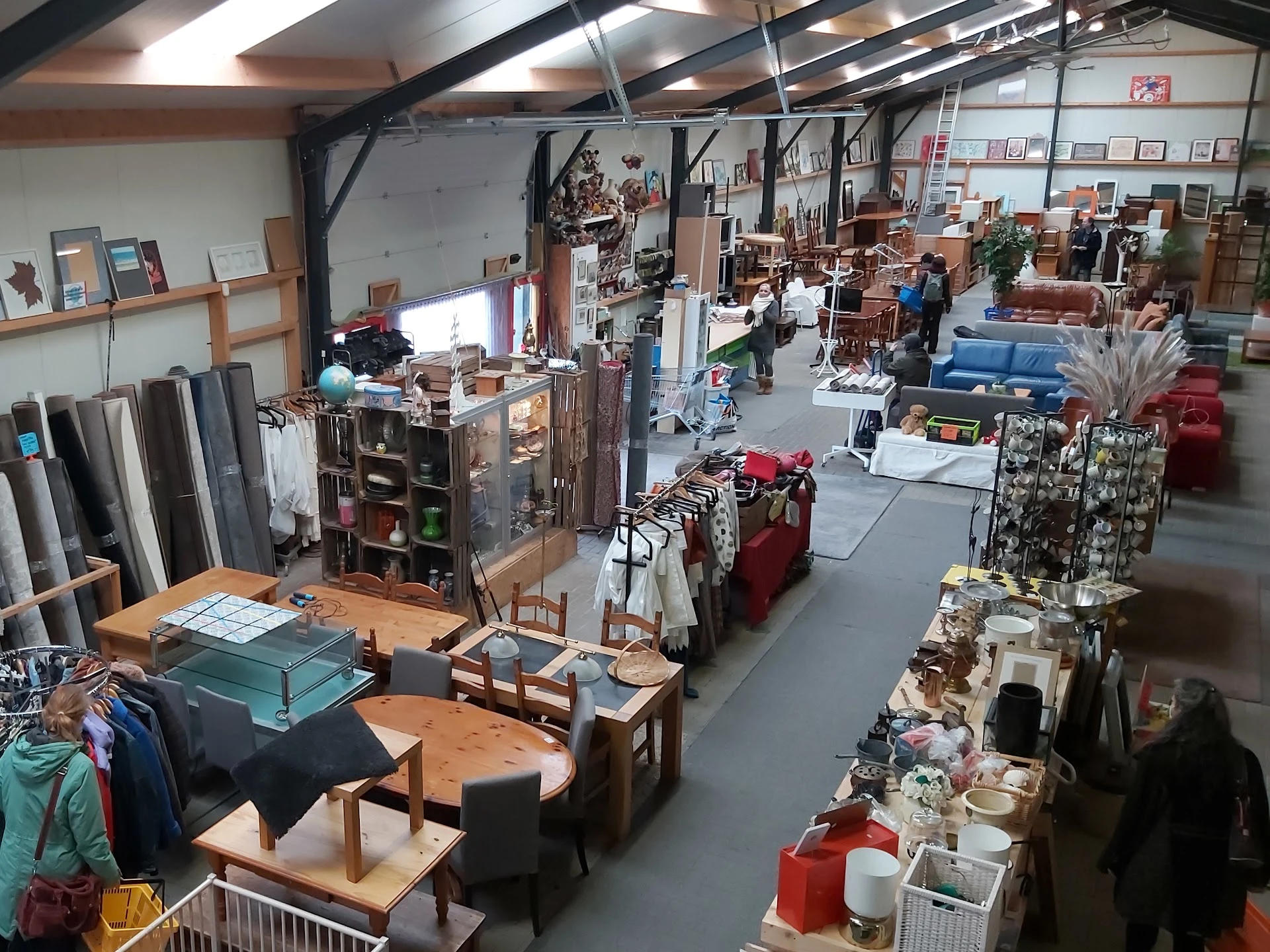 Harry 's Kringloophal in Zwolle met tweedehands audioapparatuur, boeken en huishoudelijke apparaten