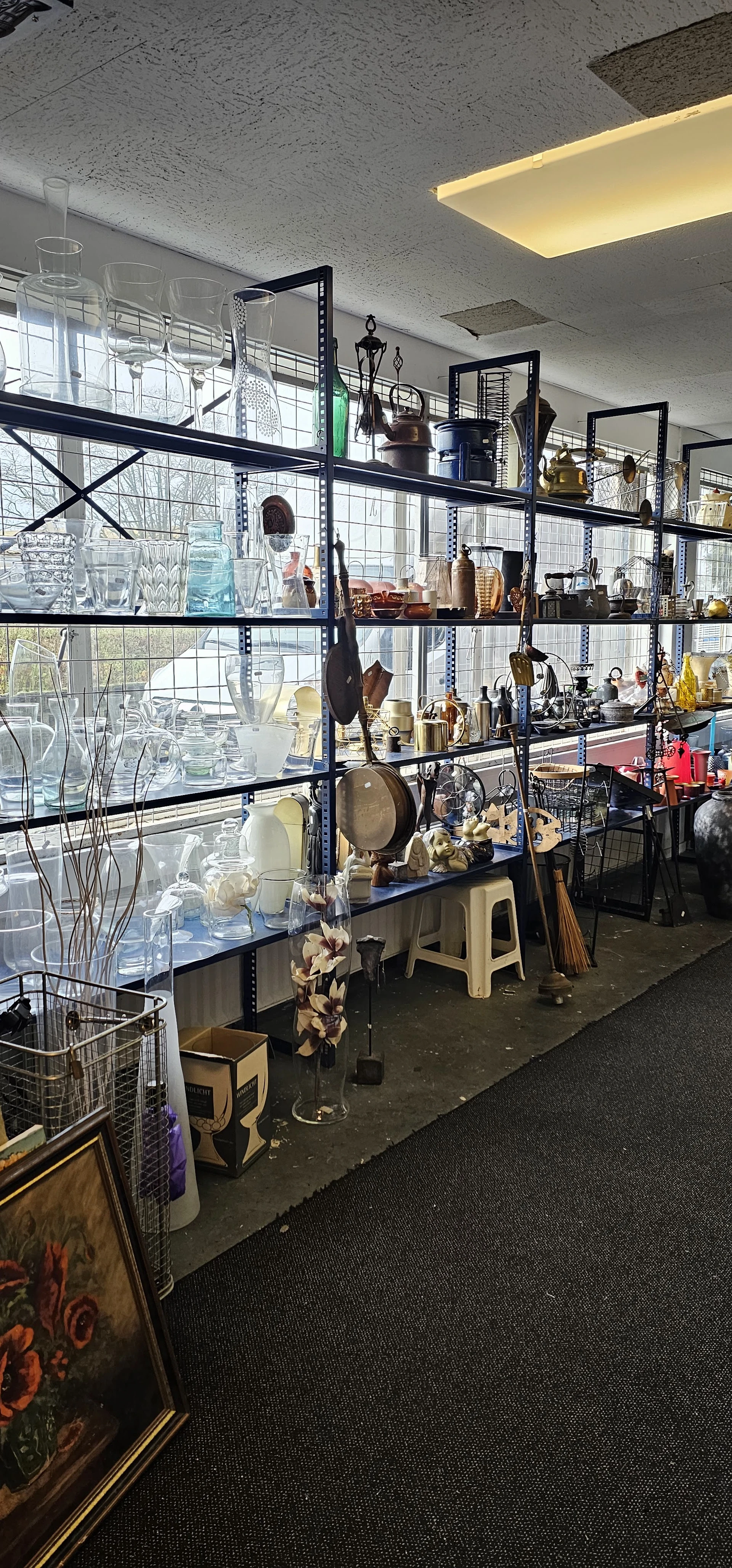 Harry's Kringloophal in Zwolle met tweedehands meubels en kleding