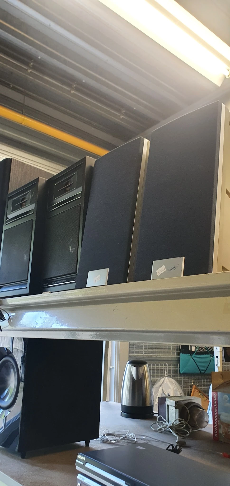 Zwarte ovens en kastjes op een werkblad in de winkel