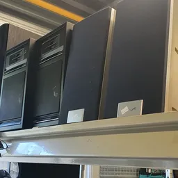 Zwarte ovens en kastjes op een werkblad in de winkel