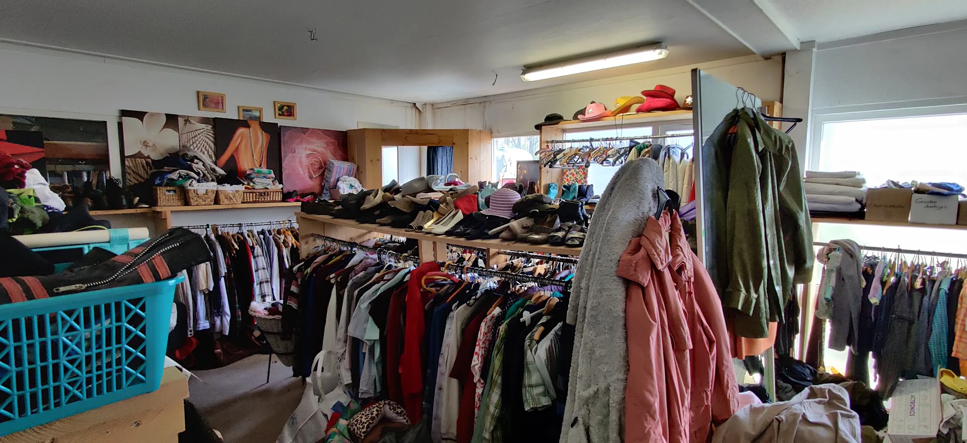 Hekla Kringloop in Wolvega met tweedehands boeken, huis- en inrichting en huishoudelijke apparaten