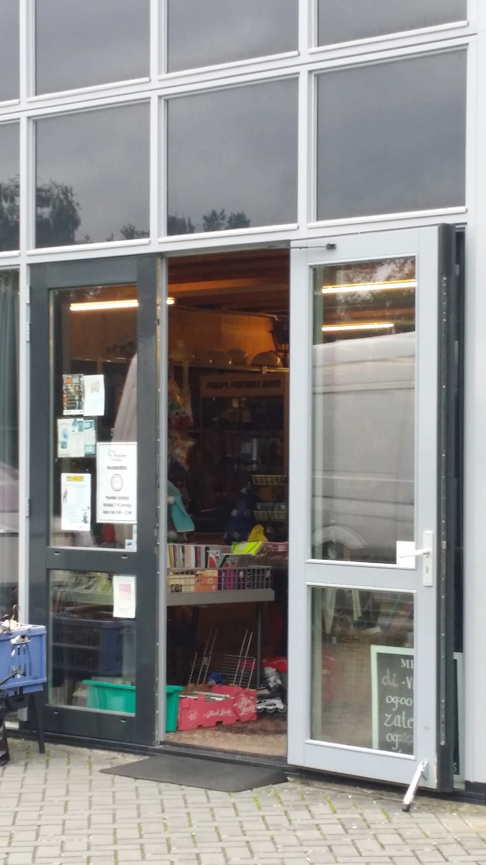 Hekla Kringloop in Wolvega met tweedehands boeken, huis- en inrichting en huishoudelijke apparaten