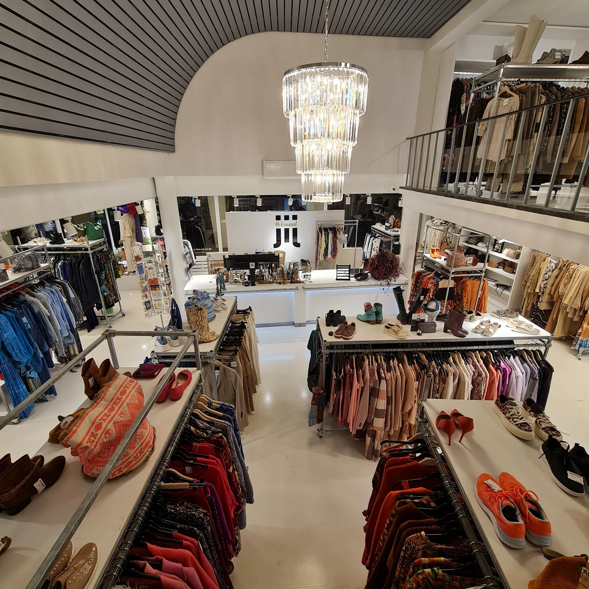 Kringloopwinkel Helemaal JIJ in Venlo met tweedehands accessoires, grote maten kleding en kleding