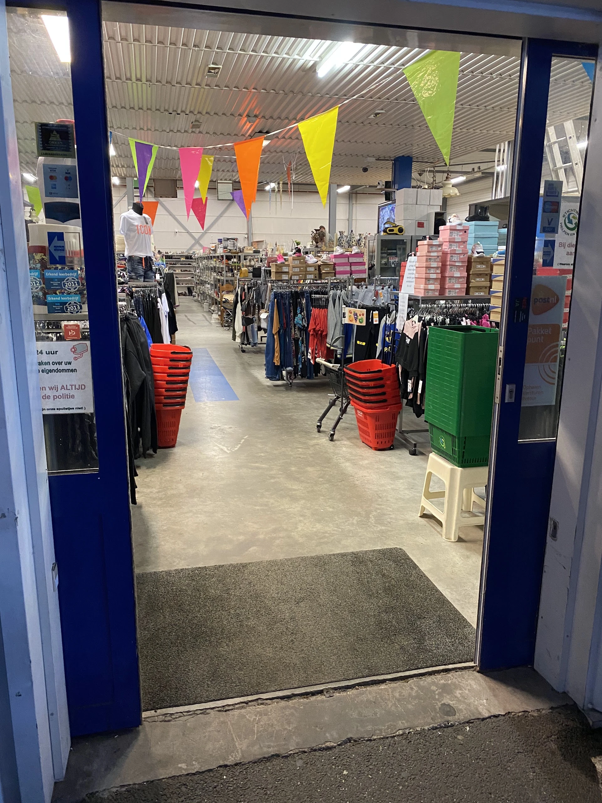 Kringloopwinkel Helpen en Doen in Hoensbroek met tweedehands babykleding, huis- en inrichting en kleding