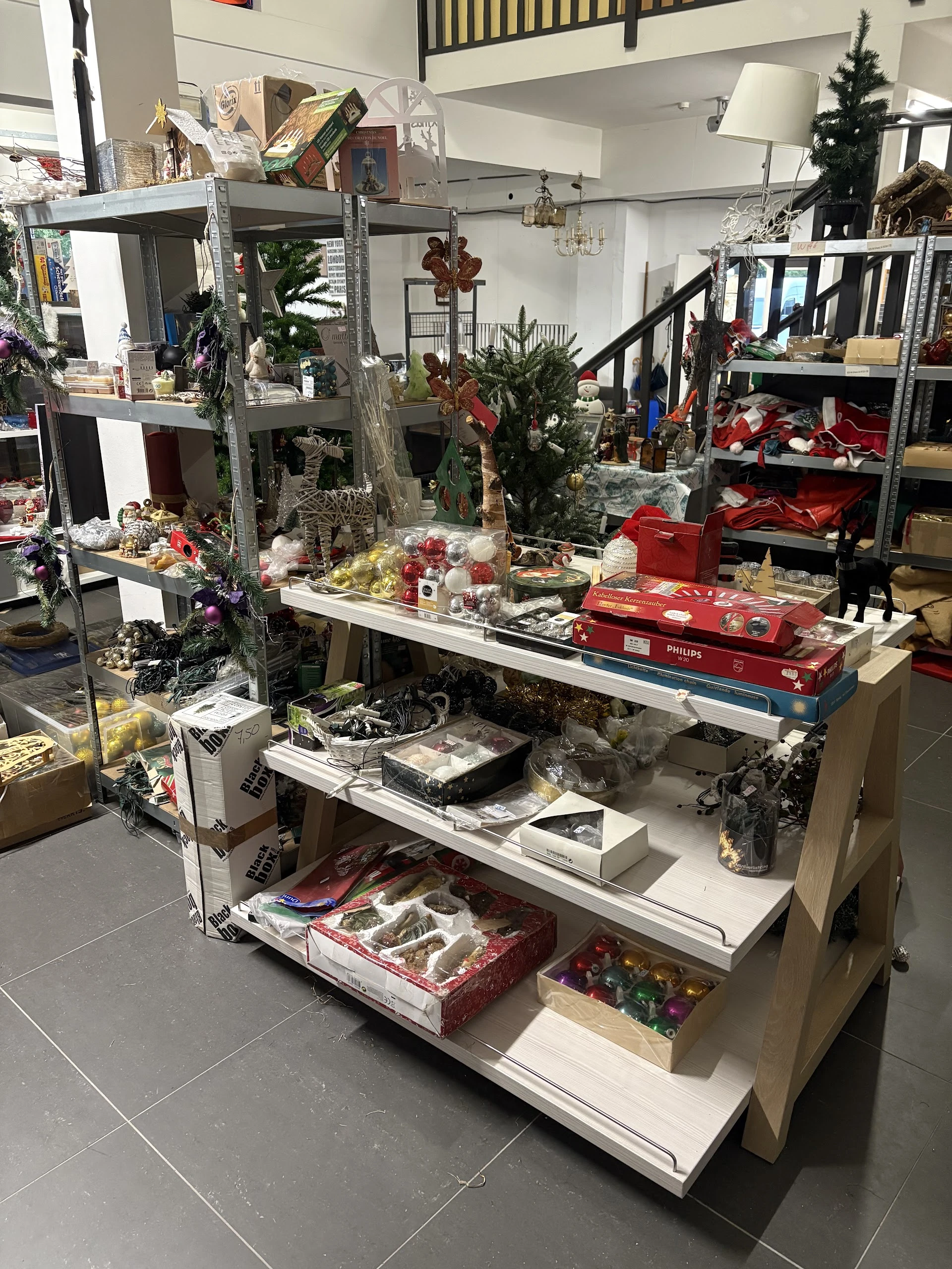 Kringloopwinkel Kringloopwinkel Helpen en Doen in Hoensbroek