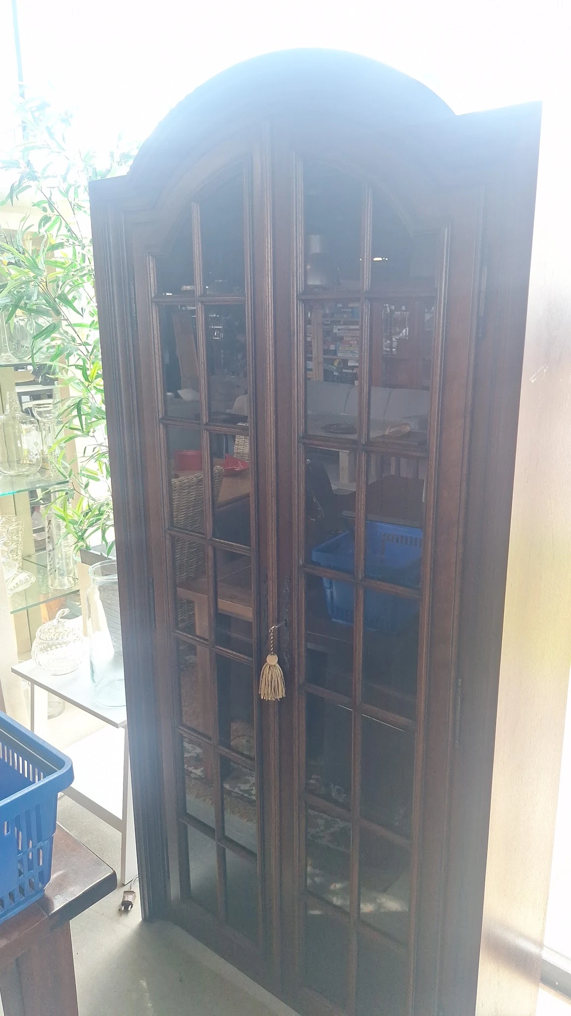 Donkerbruine houten kast met glazen deuren en glas-in-lood ramen