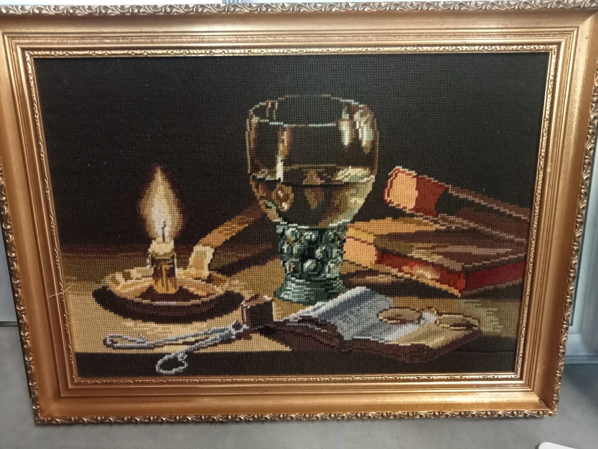 Schilderij met stilleven: kaars, wijnglas, boeken en rechter in gouden lijst