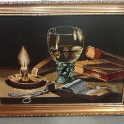 Schilderij met stilleven: kaars, wijnglas, boeken en rechter in gouden lijst