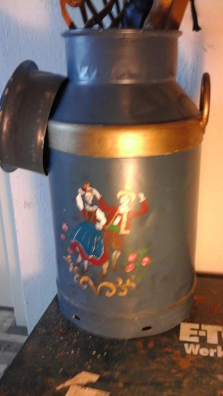 Close-up van een thermoskan met kerstafbeelding van Kerstman en rendieren