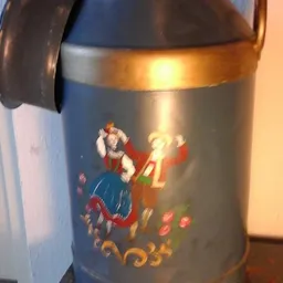 Close-up van een thermoskan met kerstafbeelding van Kerstman en rendieren