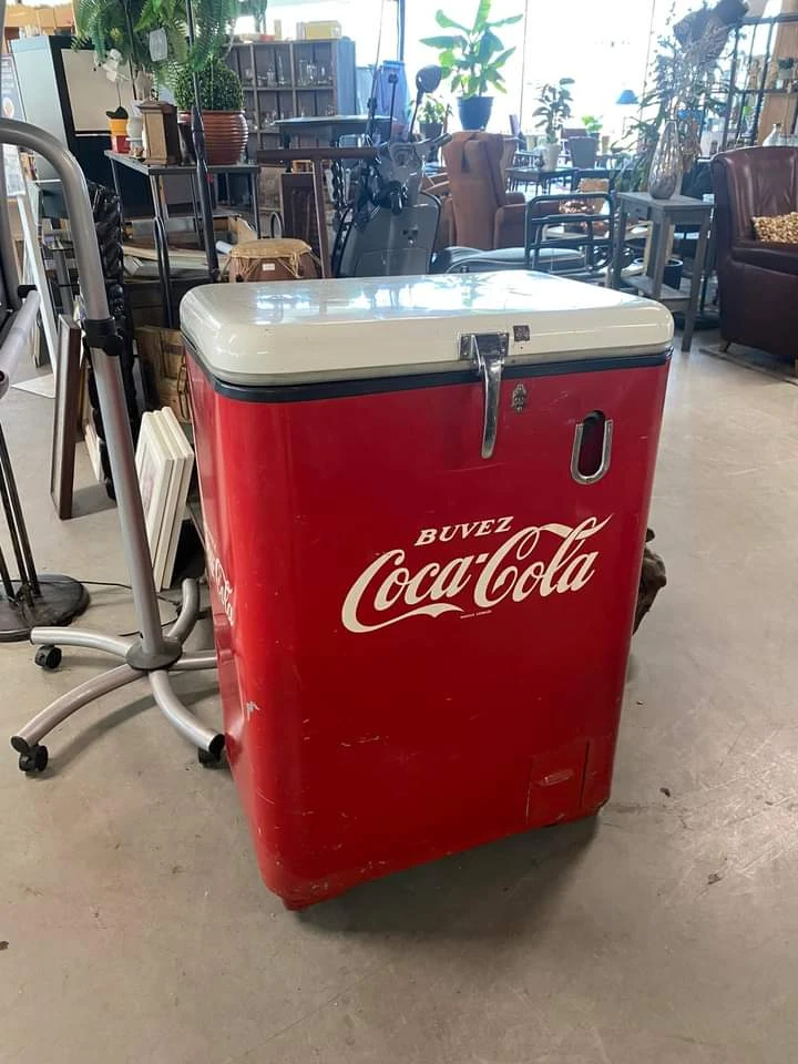 Vintage Coca-Cola koelkast in rood en wit met Buvez Coca-Cola opschrift