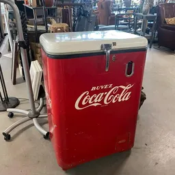 Vintage Coca-Cola koelkast in rood en wit met Buvez Coca-Cola opschrift