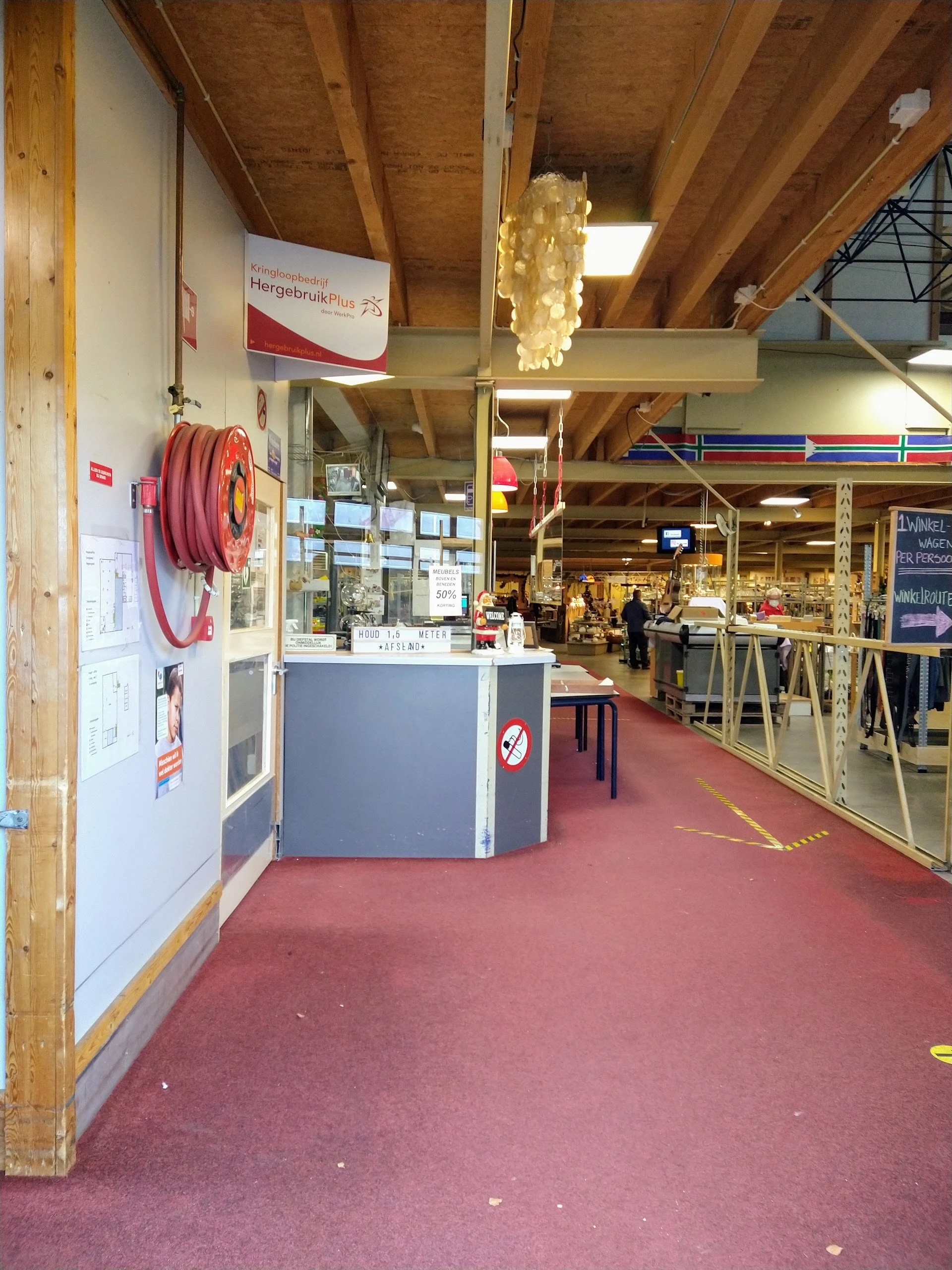 Kringloopwinkel Hergebruik Plus in Appingedam met tweedehands boeken, computers en gereedschappen