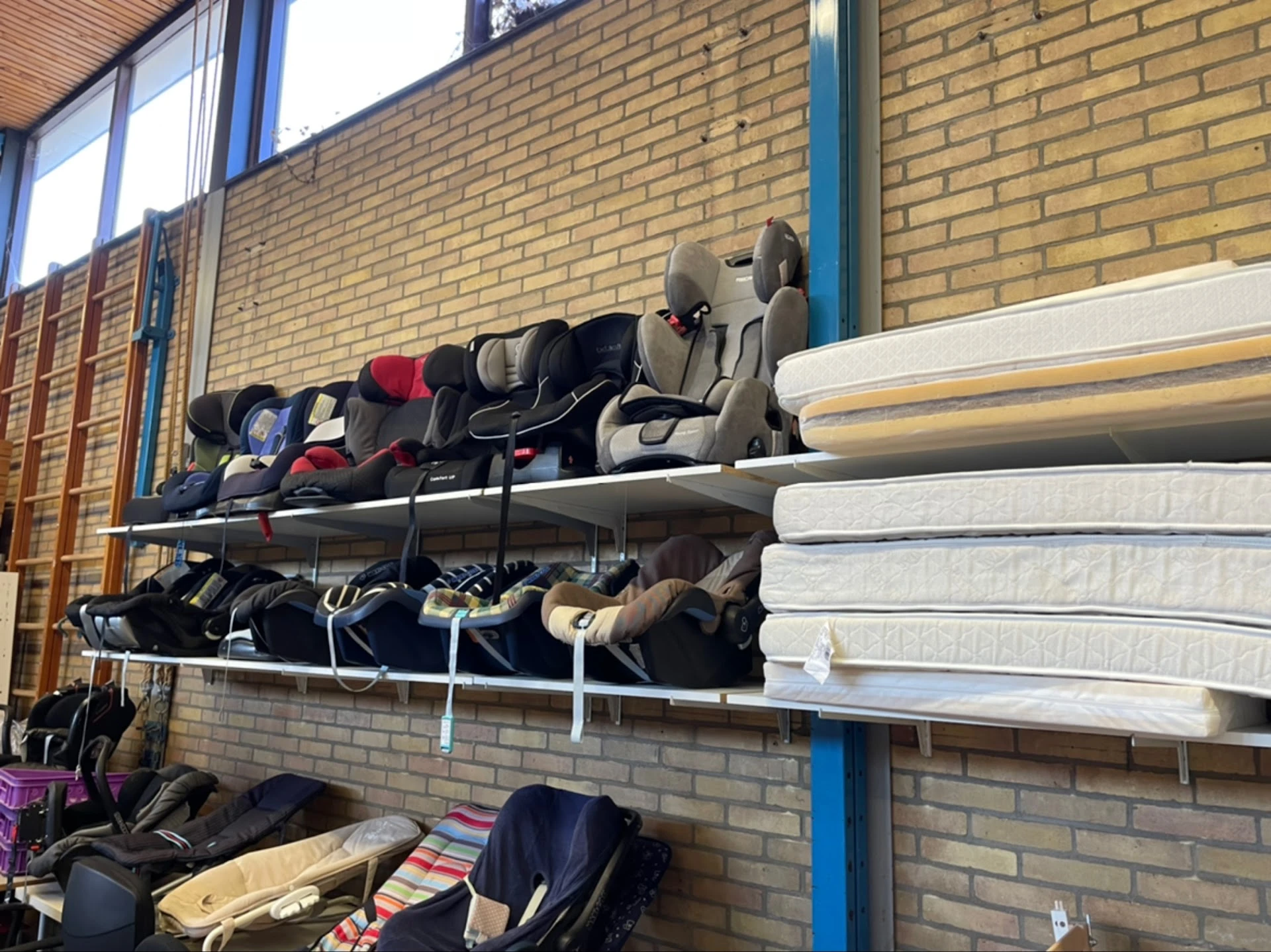 Het Depot in Sassenheim met tweedehands meubels en kleding