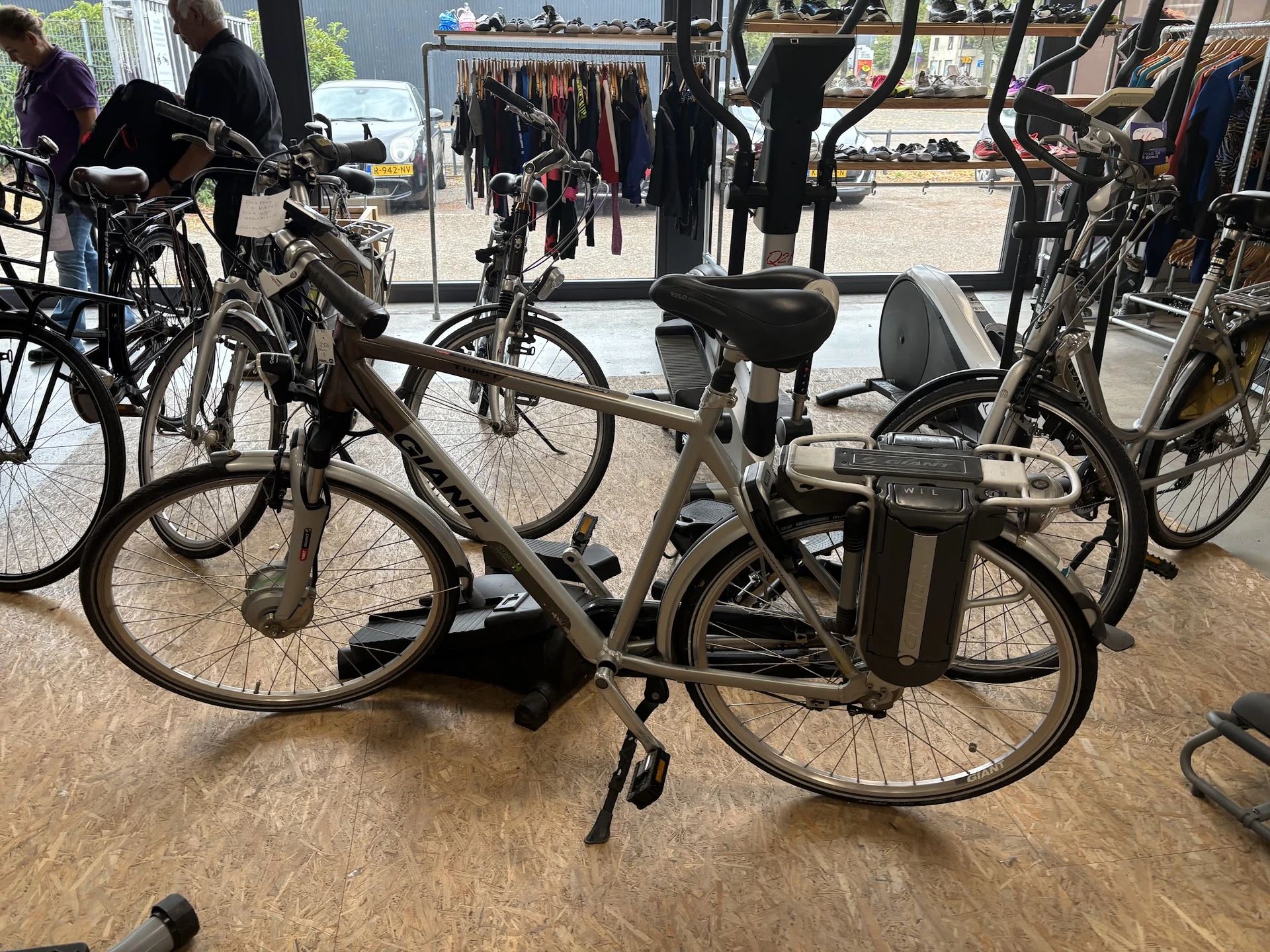 Tweedehands elektrische fietsen en normale fietsen uitgestald in de winkel