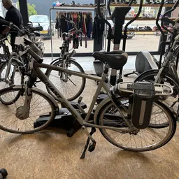 Tweedehands elektrische fietsen en normale fietsen uitgestald in de winkel