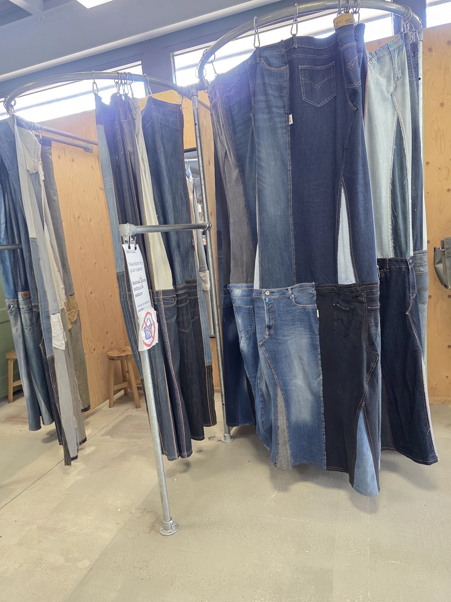 Rekken met verschillende soorten spijkerbroeken in diverse kleuren en wassingen