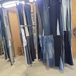 Rekken met verschillende soorten spijkerbroeken in diverse kleuren en wassingen