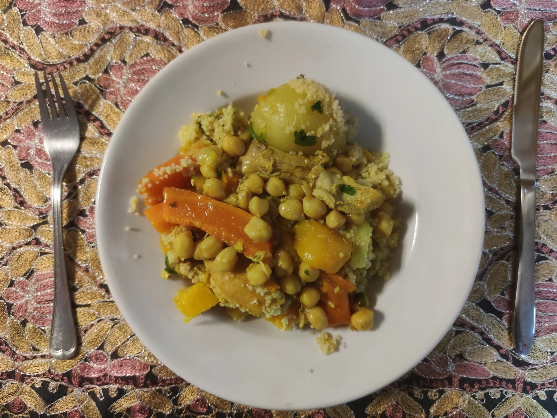 Bord met curryrijst, groenten en erwten op een witte bordrand