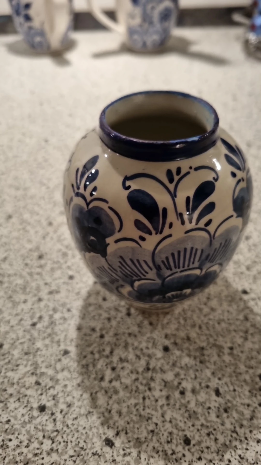 Blauw-wit decoratief porseleinen potje met bloemmotief en deksel