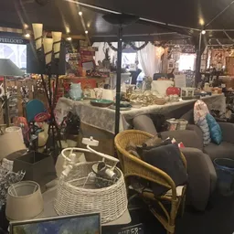 Winkelvloer van kringloopwinkel met meubels, huishoudartikelen en decoratieartikelen uitgestald